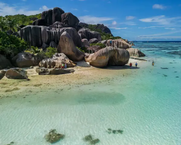 Plaża Anse Source d'Argent na Seszelach z granitowymi głazami i turkusową wodą.