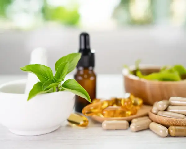 Naturalne suplementy, w tym ashwagandha, wymagają wiedzy, z czym nie łączyć, by uniknąć interakcji. Na zdjęciu zioła, kapsułki i olejki.