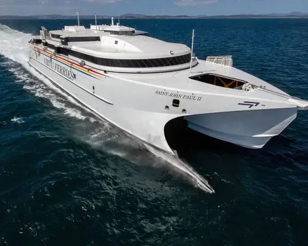 Szybki prom "Saint John Paul II" Virtu Ferries przecina fale. Wyobraź sobie podróż z Puli do Wenecji tym nowoczesnym statkiem.