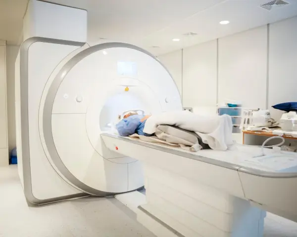 Pacjent leży na stole rezonansu magnetycznego, przygotowywany do badania kręgosłupa. Przepuklina kręgosłupa rezonans magnetyczny to klucz do diagnozy.
