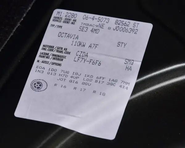 Naklejka z danymi pojazdu, w tym kod silnika po VIN: Octavia 110kW A7F, kod silnika CZDA, LF7Y-F6F6.