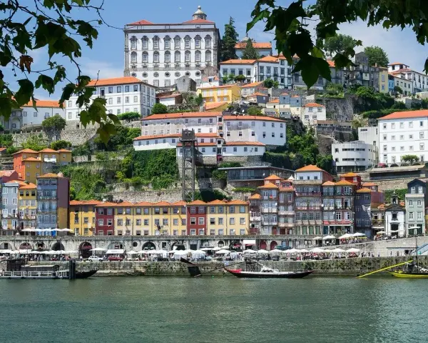 Porto kwiecień: kolorowe kamienice nad rzeką Douro, słoneczna pogoda sprzyja spacerom po nabrzeżu.