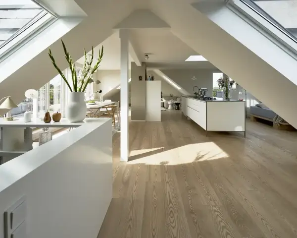 Luminoso open space mansardato con cucina moderna, zona pranzo e letto. Ottime idee sottotetto molto basso per sfruttare ogni angolo.