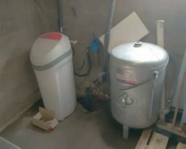 Urządzenie do uzdatniania wody i zbiornik hydroforowy. Zastanawiasz się, dlaczego ucieka powietrze z hydroforu? Może to być problem z membraną lub nieszczelnością.