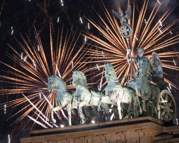 Brandenburger Tor im Feuerwerk: Ein Spektakel zum neuen Jahr.