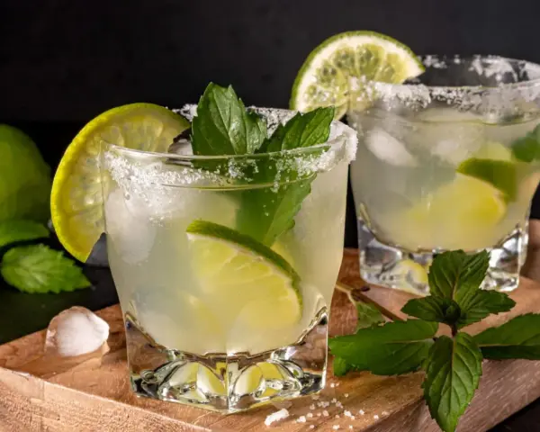 Orzeźwiające augustowskie mojito z limonką i miętą, idealne na upalne dni.