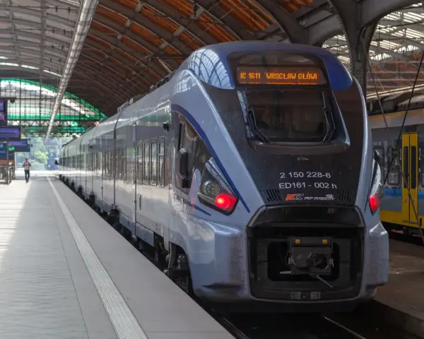 Nowoczesny pociąg PKP Intercity na peronie dworca kolejowego.