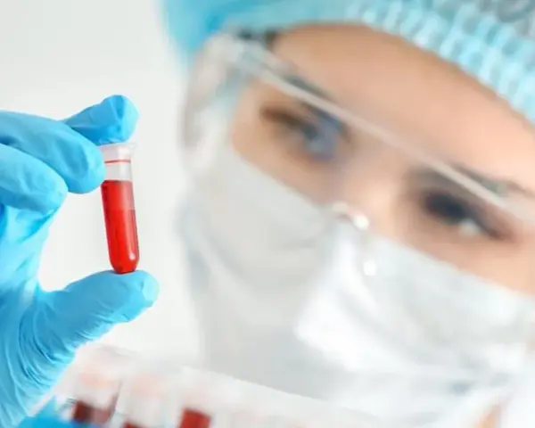 W laboratorium mikrobiologicznym analizuje się próbki, jak ta z krwią, by wykryć i badać mikroorganizmy.