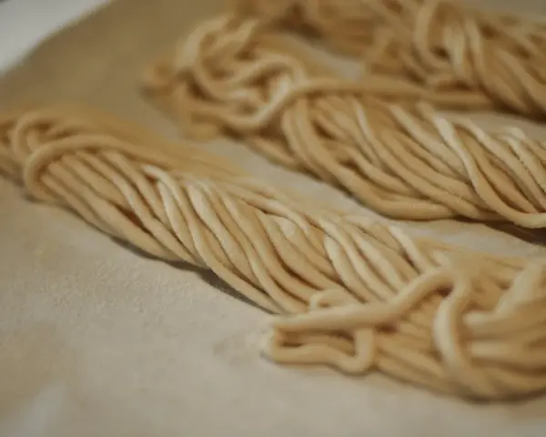 Pici freschi pronti per essere cotti. Ecco come fare i pici fatti in casa, un classico della cucina toscana.