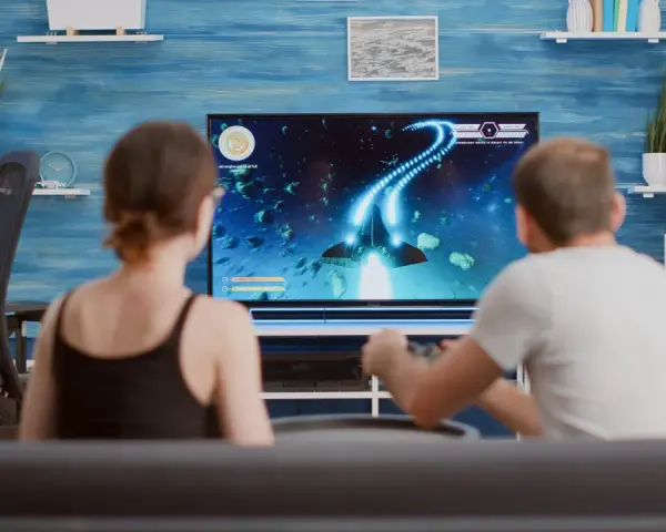 Para dowiedzieć się, ile prądu zużywa telewizor, para gra w grę kosmiczną.