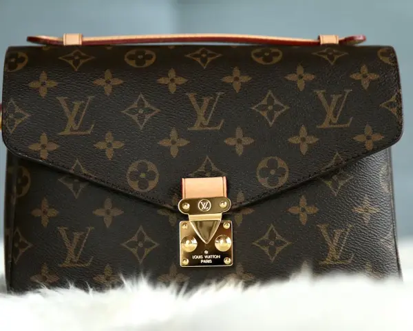 Elegancka torebka Louis Vuitton z monogramem. Zastanawiasz się, ile kosztuje torebka Louis Vuitton?