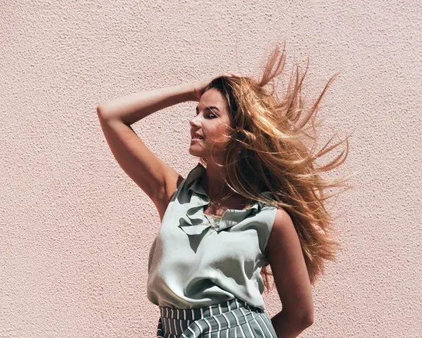 Volumenpuder für Haare: So verleihen Sie Ihrem Haar sofort Fülle