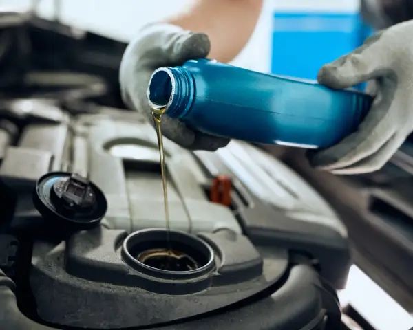 Motul czy Castrol 5W30 - który olej silnikowy zapewni lepszą ochronę?