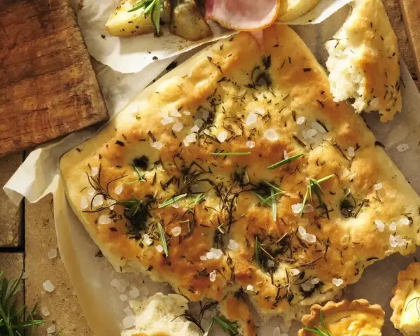 Pyszna focaccia z rozmarynem i solą morską, idealna do każdego posiłku. Prosty przepis na domową focaccię.