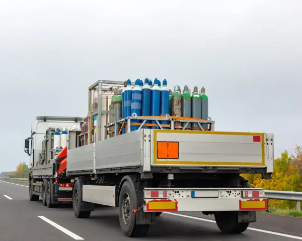Ciężarówka z butlami gazowymi, transport ADR klasa 2.
