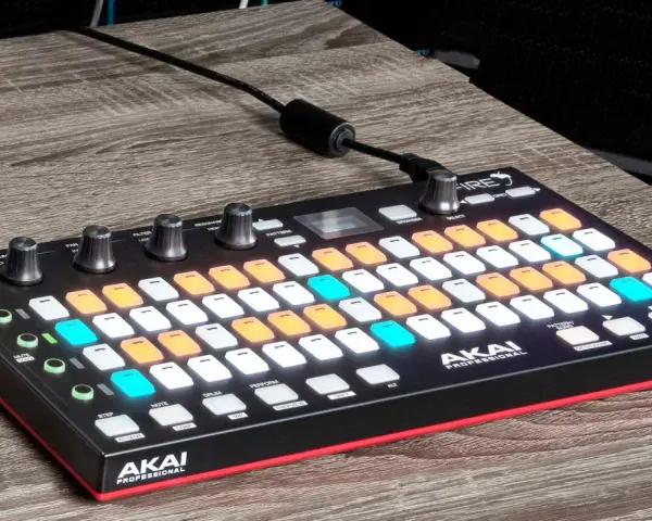 Akai Fire, kontroler MIDI z podświetlanymi padami, gotowy do tworzenia muzyki w FL Studio.