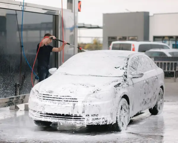Aktywna piana na myjni: Jak umyć auto bez smug i zarysowań?