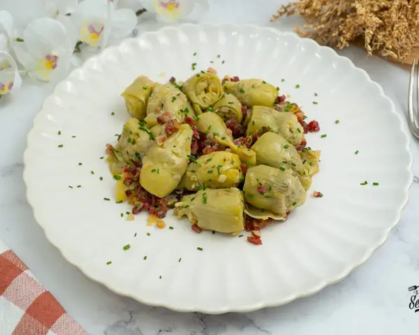 Alcachofas de bote salteadas con jamón y cebolla, un plato sencillo y delicioso. ¡Perfecto para tus recetas con alcachofas de bote!