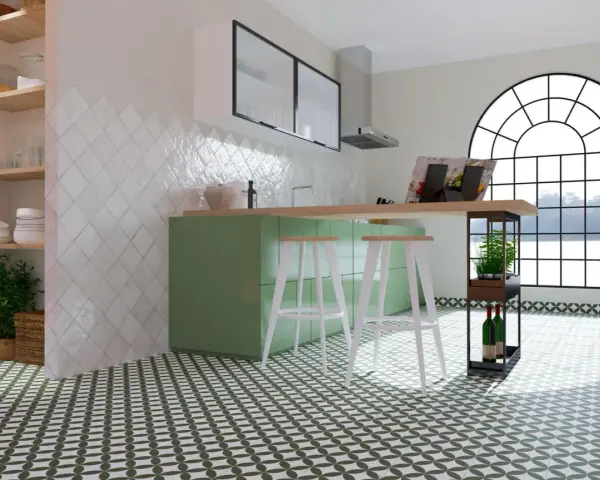 Cocina moderna con azulejos blancos en rombos como materiales para cubrir paredes, encimera de madera y suelo con patrón geométrico verde.