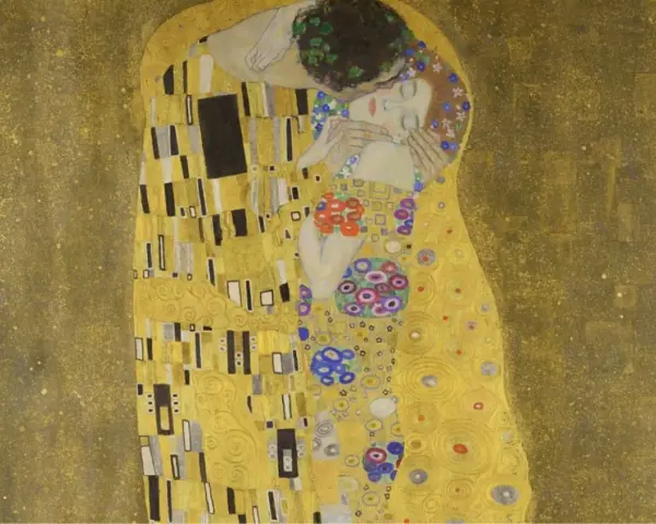 Le baiser de Klimt, un couple enlacé dans une étreinte dorée, leurs corps recouverts de motifs abstraits et floraux.