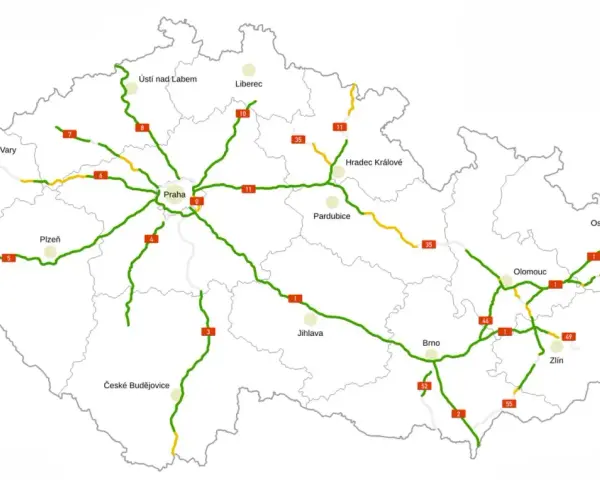 Mapa Czech z zaznaczonymi drogami, w tym autostradami i drogami ekspresowymi. Widać główne miasta i ich połączenia. System myto cz obejmuje te trasy.