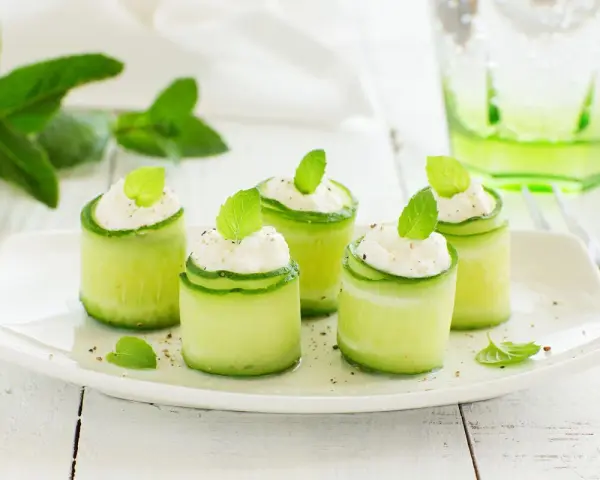 Rotolini di cetriolo ripieni di formaggio fresco e menta, un'idea per zucchine ripiene velocissime e fresche.