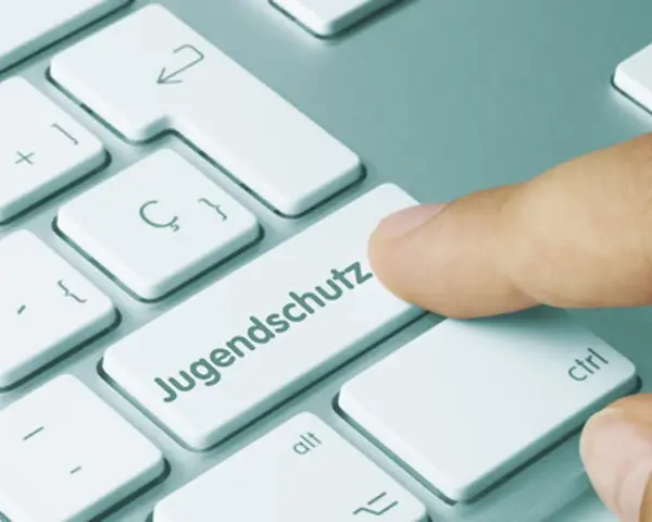 Finger drückt auf "Jugendschutz"-Taste. Beistandschaft Jugendamt Nachteile sind hier kein Thema, nur der Schutz.