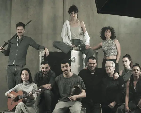 Elenco posa con espada y guitarra, evocando un resumen de Tirant lo Blanc.