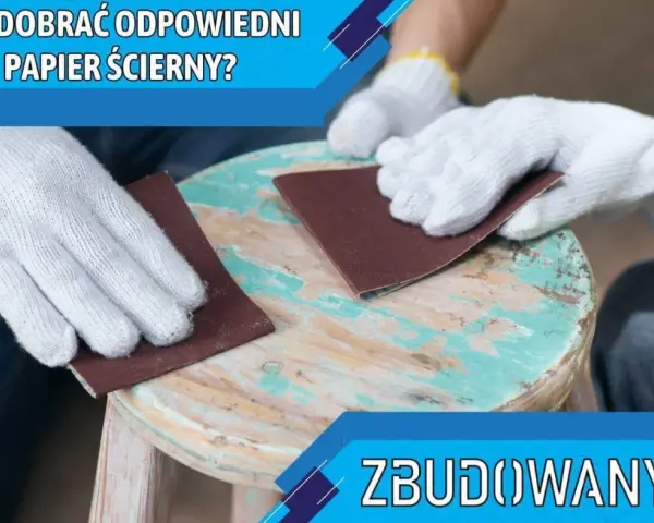 Ręce w białych rękawiczkach szlifują drewniany stołek papierem ściernym. Dowiedz się, jaki papier ścierny do drewna przed malowaniem będzie najlepszy.