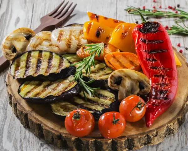 Grillowane warzywa: bakłażan, papryka, pieczarki, pomidorki i marchewka. Idealne, by co przygotować na grilla ze znajomymi.