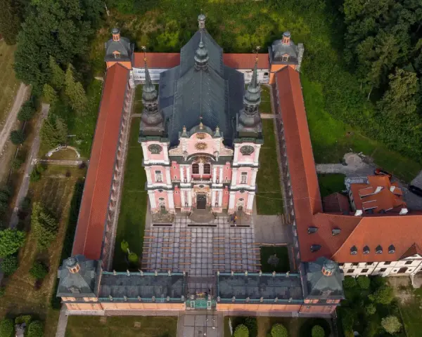 Widok z lotu ptaka na barokowy zespół klasztorny. To idealne miejsce na zwiedzanie, gdy planujesz święta lipka trasę.