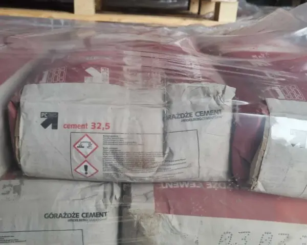 Worki cementu budowlanego, na palecie. Cena za worek cementu jest zmienna, zależy od rodzaju i producenta.