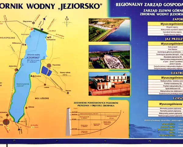 Mapa przedstawia zbiornik wodny "Jeziorsko" i jego okolice, z zaznaczonymi miejscowościami, rzekami i infrastrukturą.