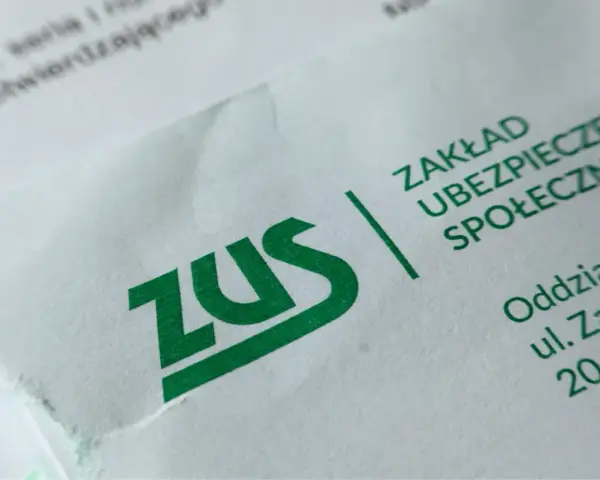 Zielony napis ZUS na białym papierze. Dokument dotyczy składki ZUS 2026, planowania finansowego i przyszłości ubezpieczeniowej.