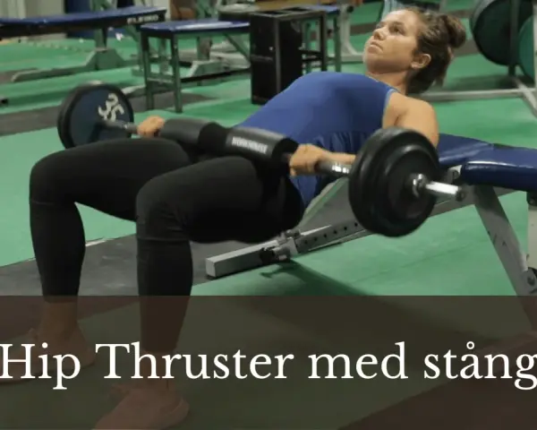 Kvinna utför hip thrust med stång på en bänk i ett gym.