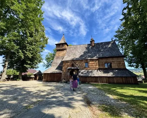 Kościół ze ślubu Janosika: Perła UNESCO w Dębnie Podhalańskim