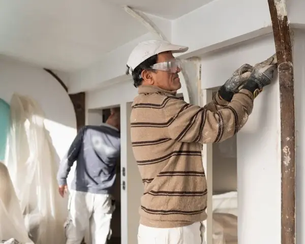 Artisans au travail, préparation avant peinture. Estimation du sablage prix au m2 pour un rendu impeccable.