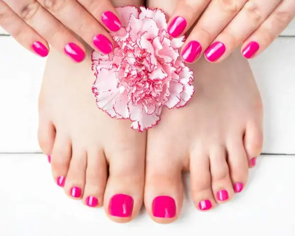 Mani e piedi curati con smalto fucsia brillante, un tocco di stile per sapere come abbinare lo smalto ai vestiti.