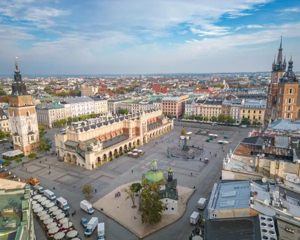 Rynek Główny w Krakowie, Sukiennice, Kościół Mariacki i Wieża Ratuszowa – to główne atrakcje Krakowa i okolice, które warto zobaczyć.