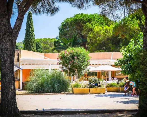 La grande bastide au Lavandou : avis sur ce lieu de vacances ensoleillé avec terrain de pétanque et restaurant.