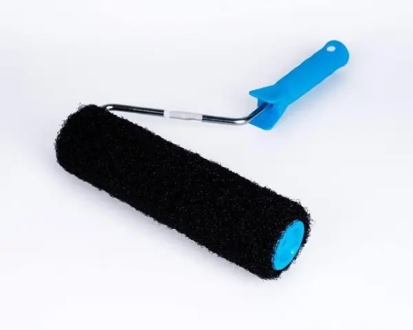 En svart roller med blått handtag, perfekt för att applicera rullspackel jämnt på väggar.