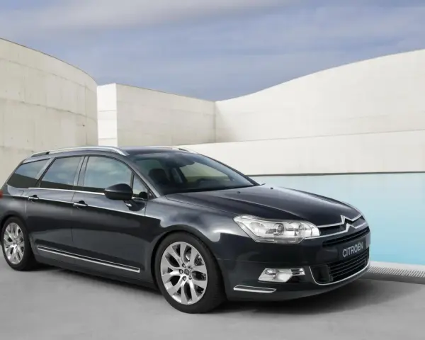 Pojemność baku Citroen C5 2.0 HDi: Ile zatankujesz i jaki zasięg?