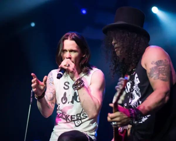Slash i Myles Kennedy na scenie, rockmani w akcji.