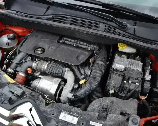Silnik HDI w samochodzie. Co to znaczy? To serce pojazdu, pełne przewodów i mechanizmów.
