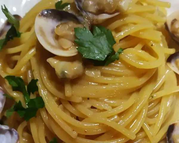Spaghetti alle vongole cremosi come al ristorante, un piatto ricco e saporito con vongole fresche e prezzemolo.