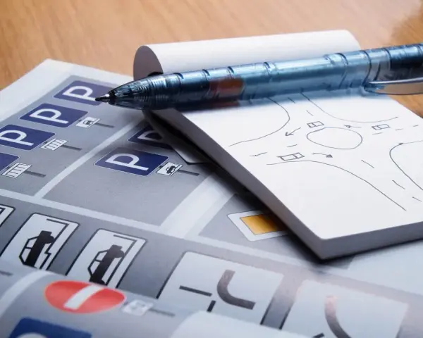 Appunti per l'esame di guida: segnali stradali e schema di incrocio, con riferimento all'art. 145 CDS.