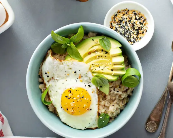 Herzhaftes Frühstück: Haferflocken mit Spiegelei, Avocado und Basilikum. Tolle Haferflocken Rezepte für einen energiegeladenen Start!