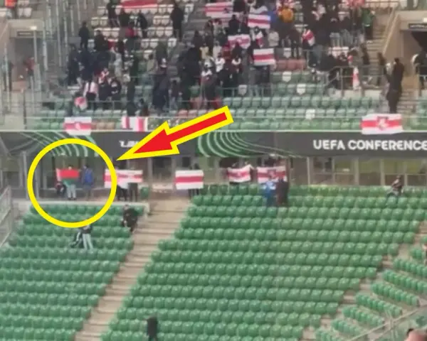 Widzimy jak wygląda flaga Legii: zielono-czerwono-zielona. Kibice na trybunach, część z nich trzyma biało-czerwone flagi.