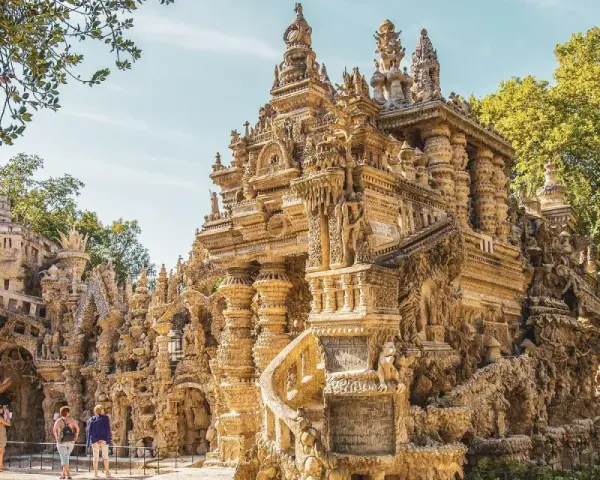 Le Palais Idéal, œuvre de Joseph Ferdinand Cheval, est un château de conte de fées sculpté dans la pierre.