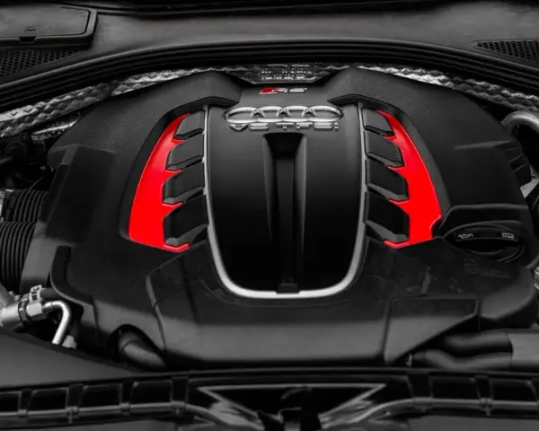 Silnik V8 TFSI, co to znaczy? Potężna jednostka napędowa z czerwonymi akcentami, symbol mocy i inżynierii.